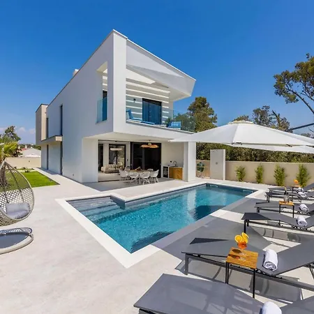 Beautiful Meta Villa *